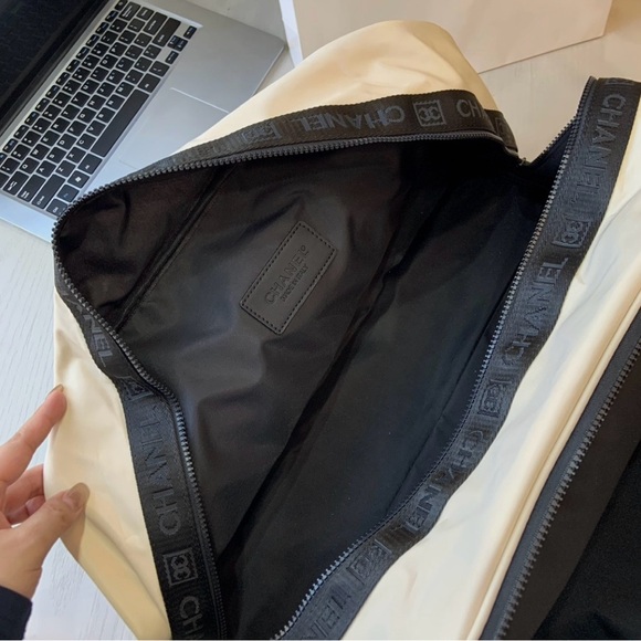 BACK IN STOCK - CHANEL Beauty Duffel Bags - Picture 6 of 10